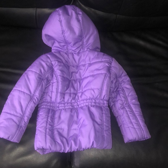 Size 3T girl lightweight puffer jacket with hood. - Picture 4 of 4